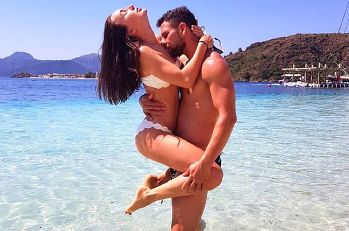 VIDEO Soția lui Răzvan Raț, dans provocator cu fotbalistul pe marginea piscinei, într-un costum de baie minuscul