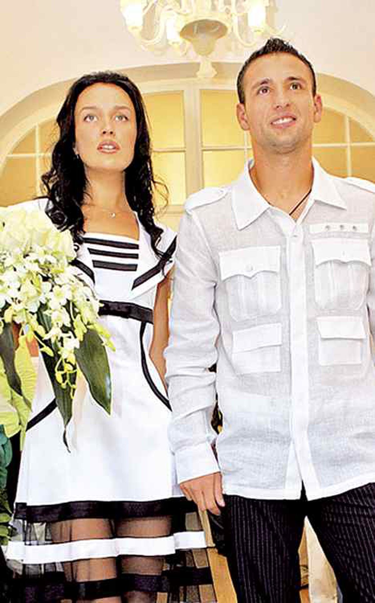 VIDEO Soția lui Răzvan Raț, dans provocator cu fotbalistul pe marginea piscinei, într-un costum de baie minuscul