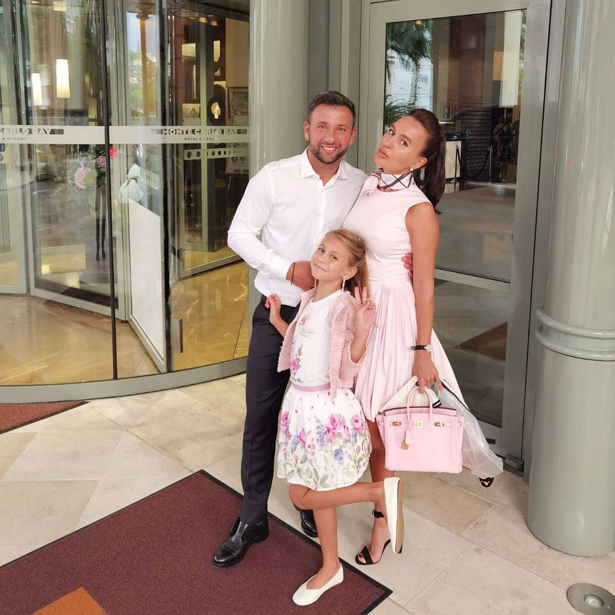 VIDEO Soția lui Răzvan Raț, dans provocator cu fotbalistul pe marginea piscinei, într-un costum de baie minuscul