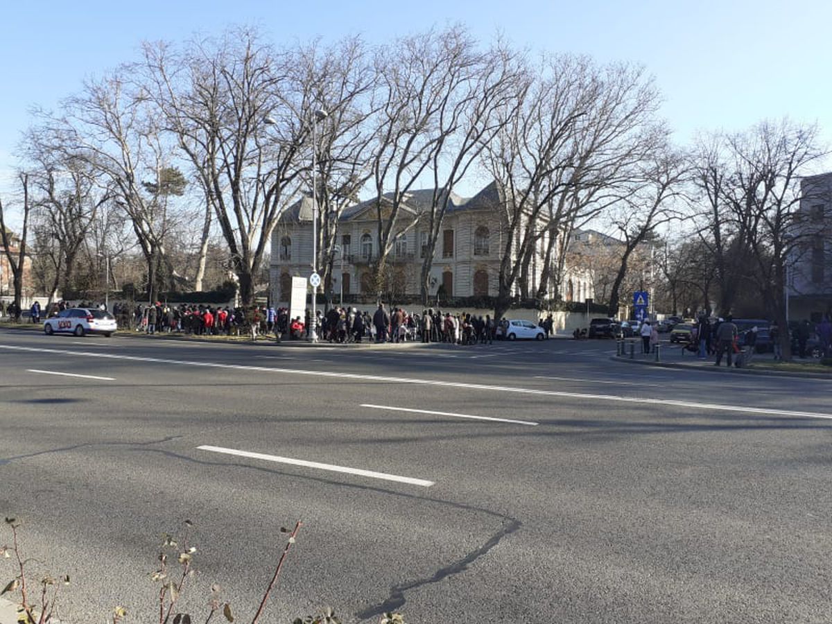 Sute de persoane s-au adunat în fața casei lui Gigi Becali » Ce i-au cerut patronului de la FCSB