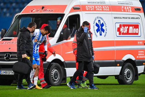 CSU Craiova - CFR Cluj 1-1 | Accidentat, Elvir Koljic (26 de ani, atacant) a ieșit de pe teren în minutul 73. Câteva zeci de secunde mai târziu, Ștefan Baiaram (19, extremă stânga) a suferit și el o accidentare urâtă.