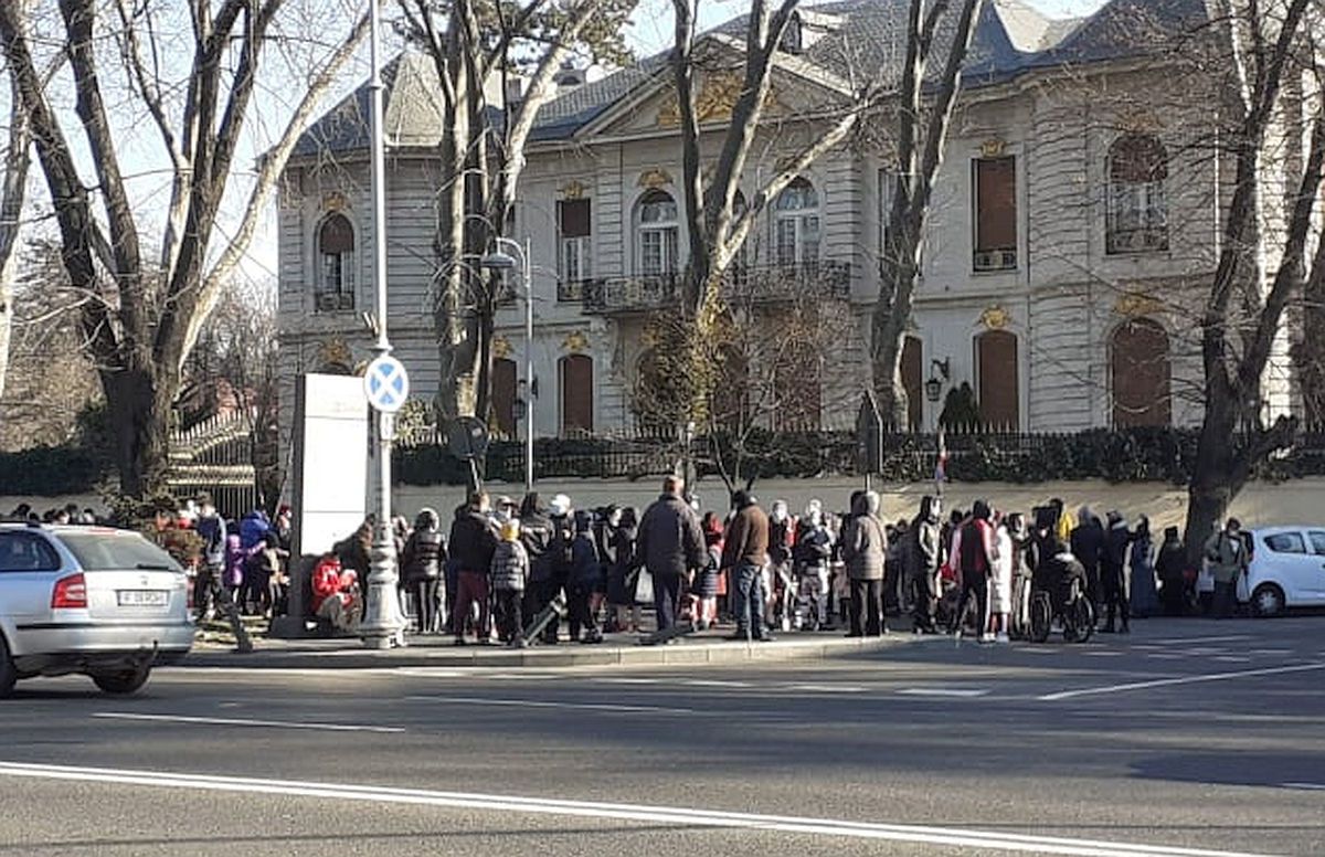 Sute de persoane s-au adunat în fața casei lui Gigi Becali » Ce i-au cerut patronului de la FCSB