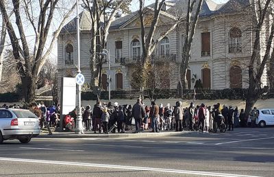 Sute de persoane s-au adunat în fața casei lui Gigi Becali » Ce i-au cerut patronului de la FCSB