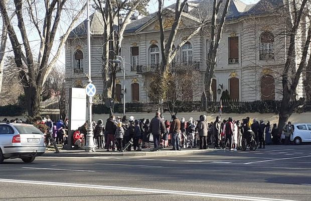 Sute de persoane s-au adunat în fața casei lui Gigi Becali » Ce i-au cerut patronului de la FCSB