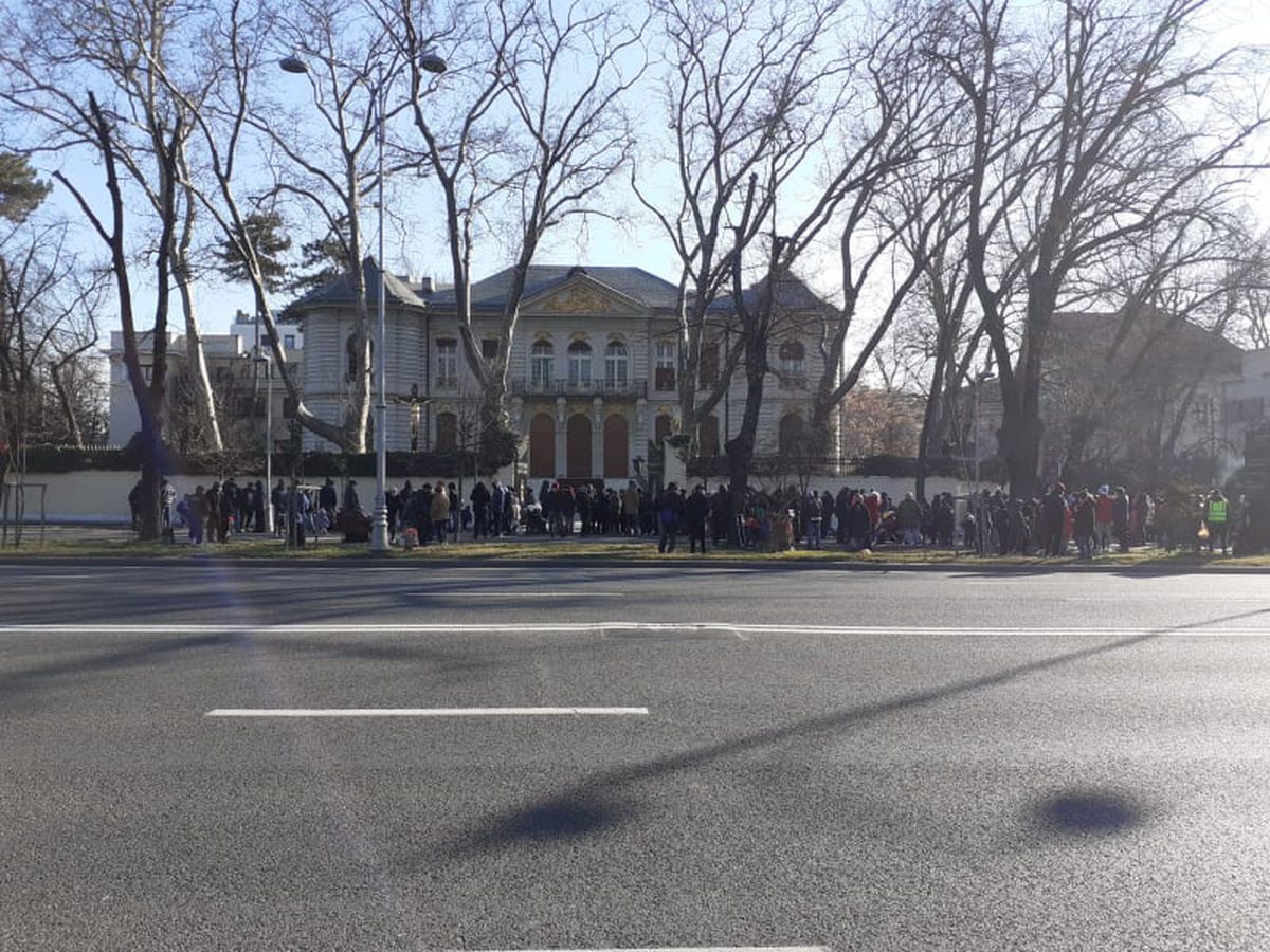 Sute de persoane s-au adunat în fața casei lui Gigi Becali » Ce i-au cerut patronului de la FCSB