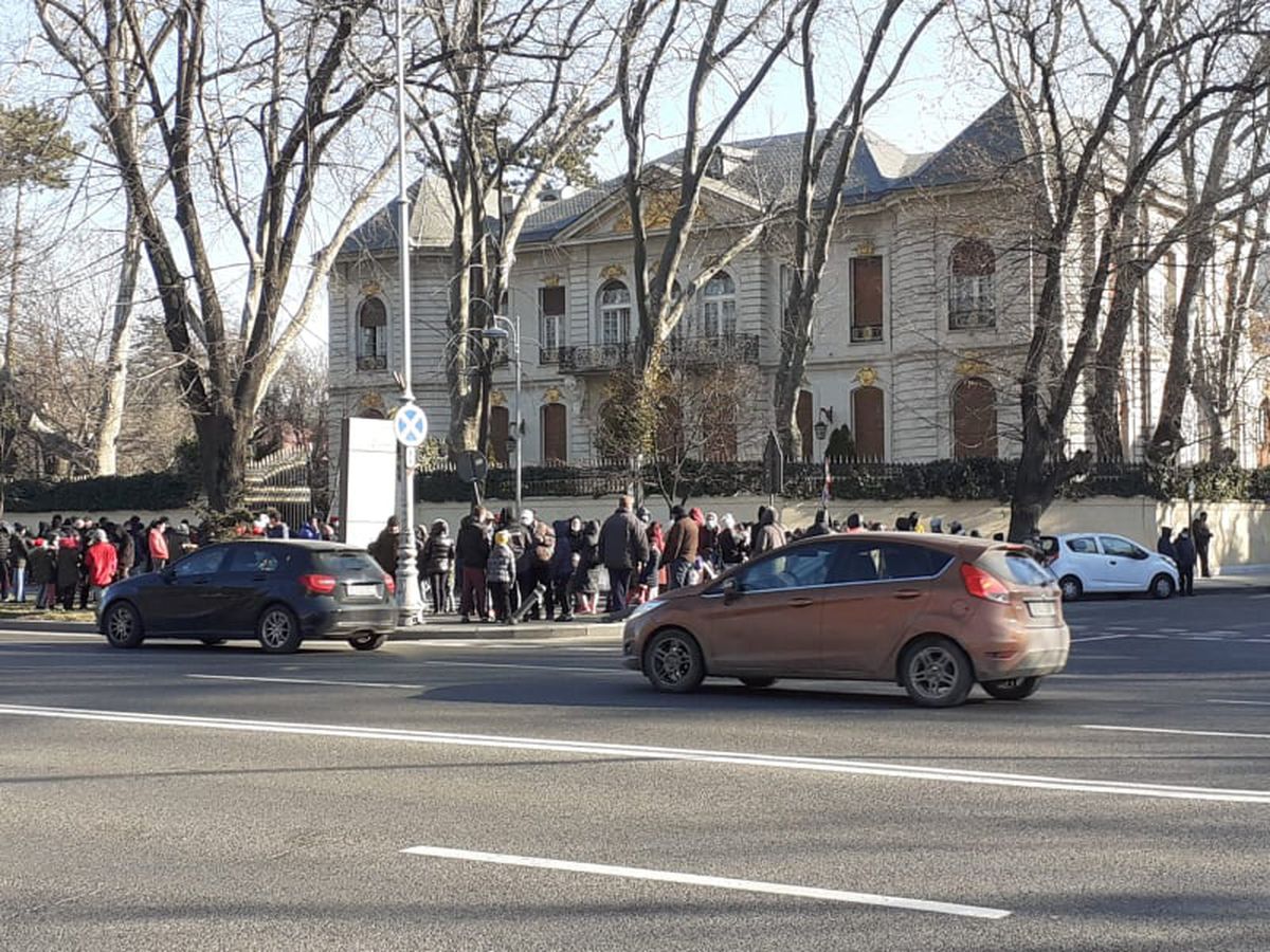 Sute de persoane s-au adunat în fața casei lui Gigi Becali » Ce i-au cerut patronului de la FCSB