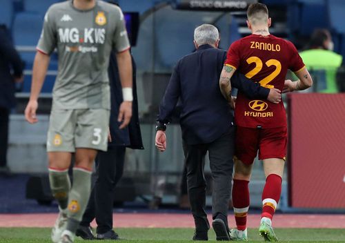 Jose Mourinho (59 de ani), antrenorul celor de la AS Roma, a acuzat deciziile luate de arbitrul Rosario Abisso în finalul remizei cu Genoa, scor 0-0.