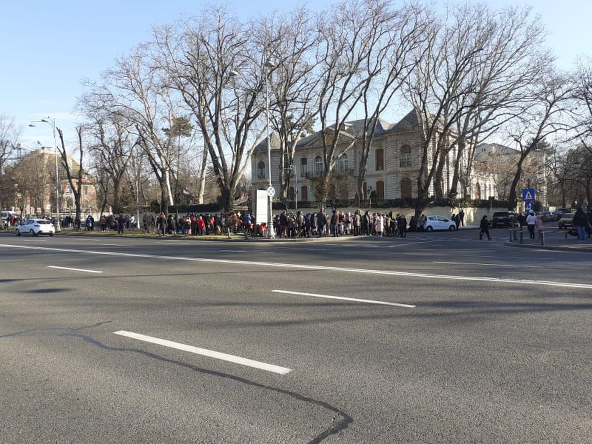 Sute de persoane s-au adunat în fața casei lui Gigi Becali » Ce i-au cerut patronului de la FCSB