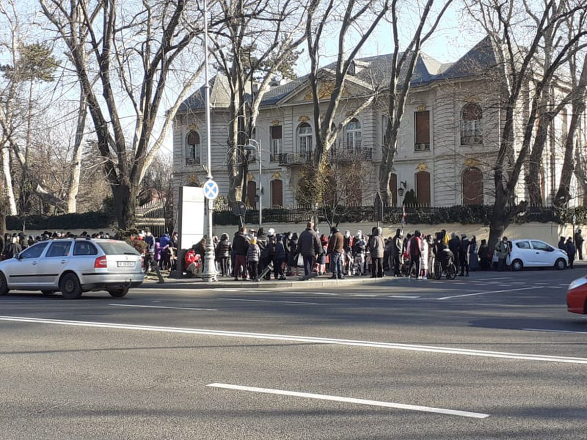 Sute de persoane în fața casei lui Gigi Becali