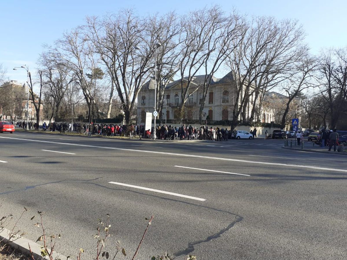 Sute de persoane s-au adunat în fața casei lui Gigi Becali » Ce i-au cerut patronului de la FCSB