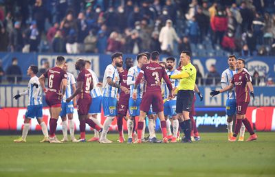 Scandal la Craiova - CFR! Încăierare generală provocată de Bălgrădean + Petrescu, furios pe bancă