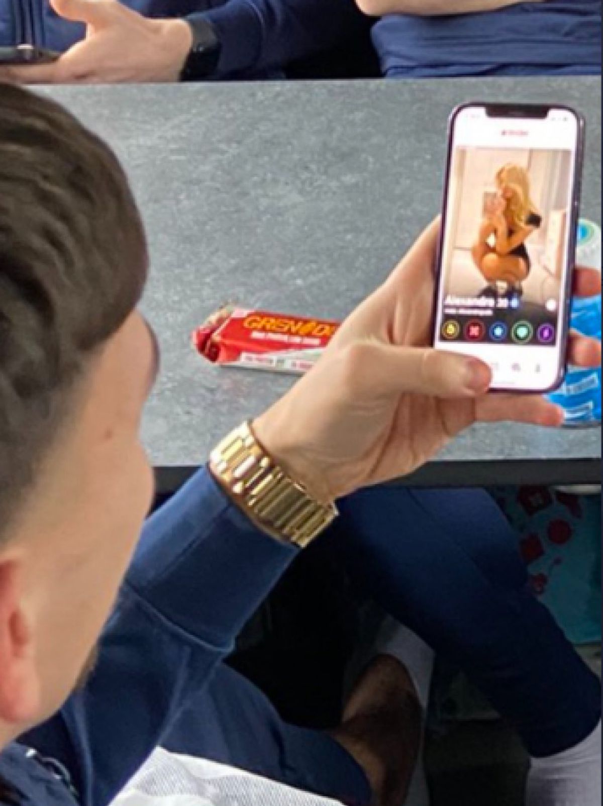 Surprins pe Tinder cu Alexandra, în poza oficială din autocarul echipei 