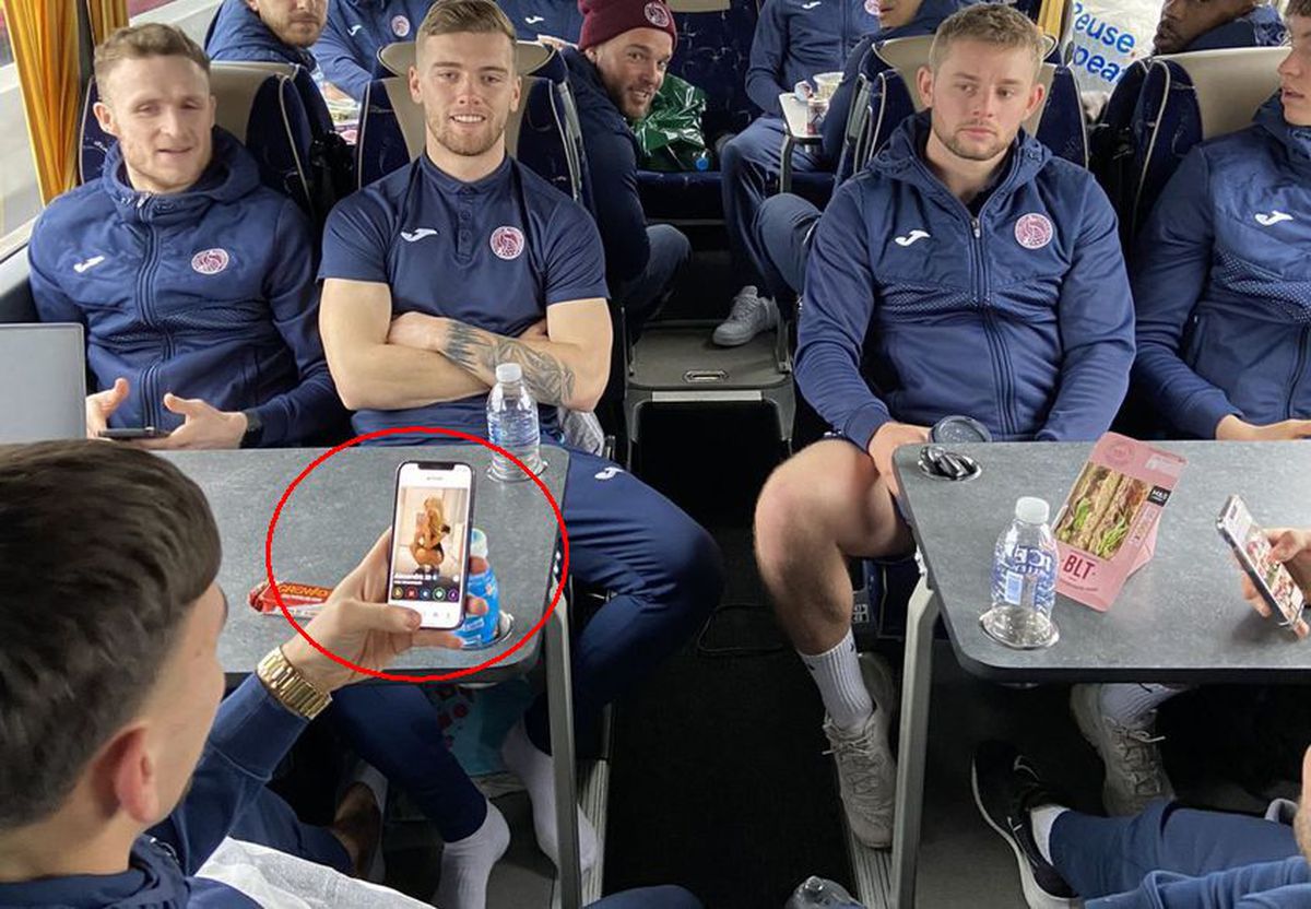 Surprins pe Tinder cu Alexandra, în poza oficială din autocarul echipei 