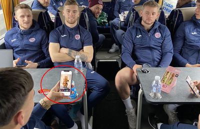 Surprins pe Tinder cu Alexandra, în poza oficială din autocarul echipei 