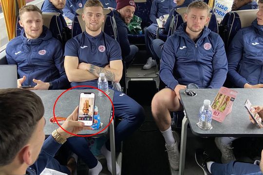 Jay Foulston (22 de ani), fundașul central al lui Taunton Town, echipă din al șaselea eșalon al fotbalului britanic, a fost surprins pe o aplicație de întâlniri într-o fotografie oficială a clubului.