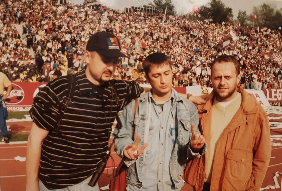 Emil Hossu-Longin (stânga) în 1998 / foto: Facebook @facebook.com/emil.hossulongin Cum s-a ajuns la: „Tu, cu mustață, nu strâmba!” » GSP a vorbit cu jurnalistul care l-a enervat pe Hagi la conferința epocală din '98: „M-a văzut și s-a declanșat flacăra!”