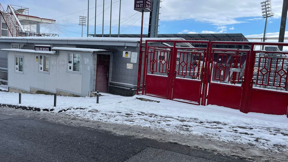 „Ice Age” în Gruia » Cum arată suprafața de joc cu mai puțin de 12 ore înainte de CFR Cluj - FCSB