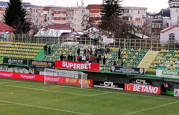 Imagini inedite în Superliga « Deținuții au mers în peluză și au făcut galerie pentru gazde: „Mulțumim pentru susținere!”