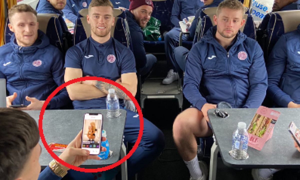 Surprins pe Tinder cu Alexandra, în poza oficială din autocarul echipei 