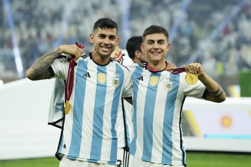 Cristian Romero (stânga) spune că vizionează finala câștigată de Argentina în fața Franței în fiecare zi.
Foto: Imago