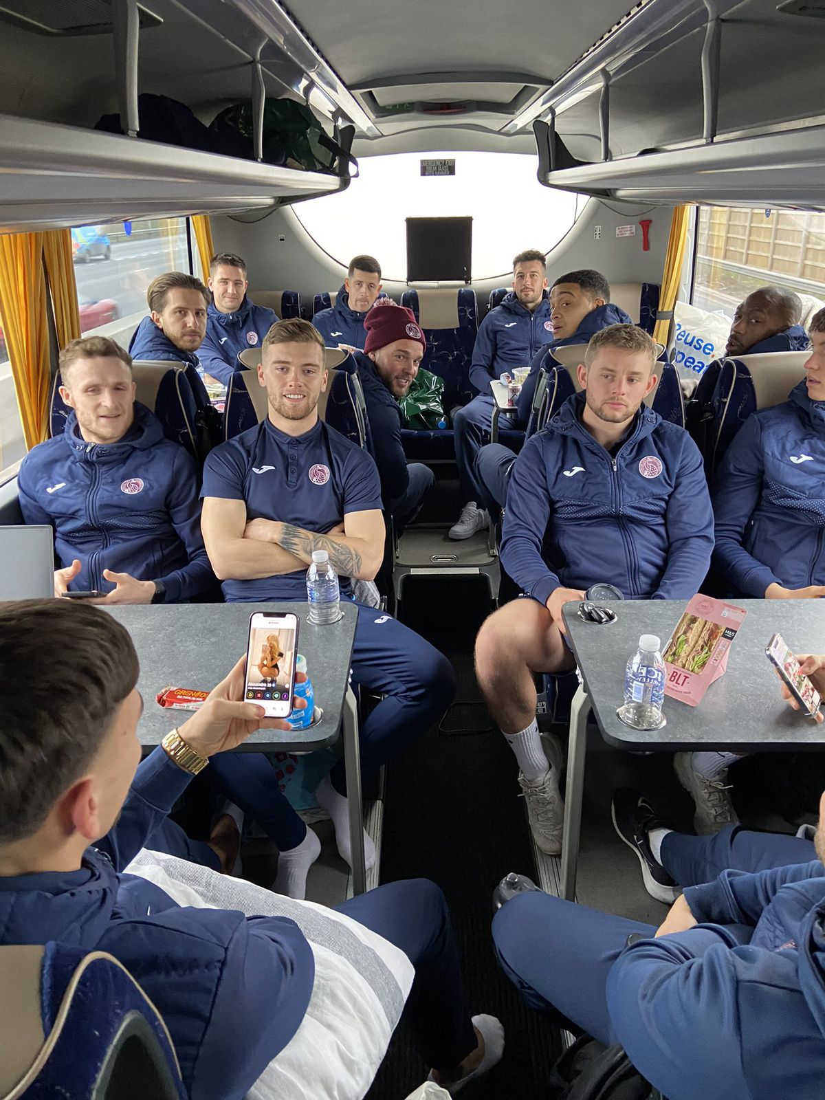 Surprins pe Tinder cu Alexandra, în poza oficială din autocarul echipei 