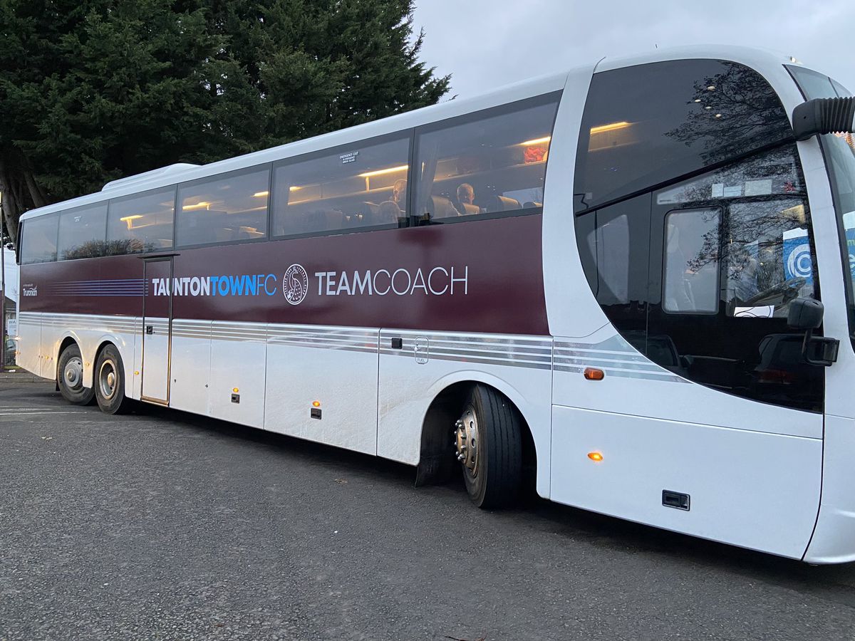 Surprins pe Tinder cu Alexandra, în poza oficială din autocarul echipei 