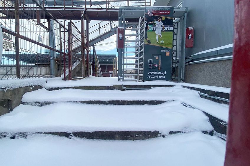 Zăpadă la stadionul lui CFR Cluj în această dimineață // foto: GSP