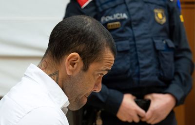 Cum arată Dani Alves după 13 luni de detenție » Azi a început procesul fostului star al Barcelonei acuzat de viol: aproape 300 de jurnaliști acreditați!