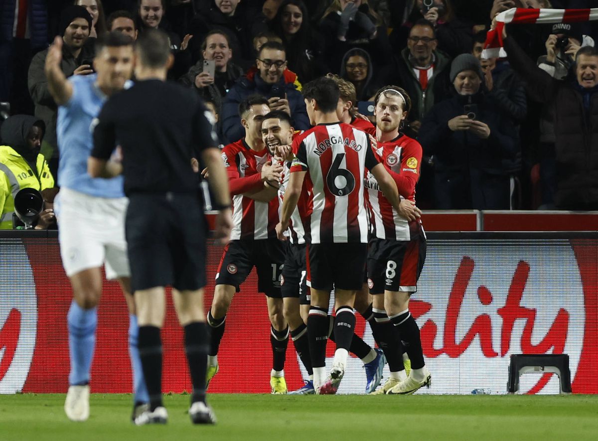 Gafă de amatori făcută de fundașii lui Manchester City » Au uitat regulamentul și i-au lăsat pe cei de la Brentford să marcheze