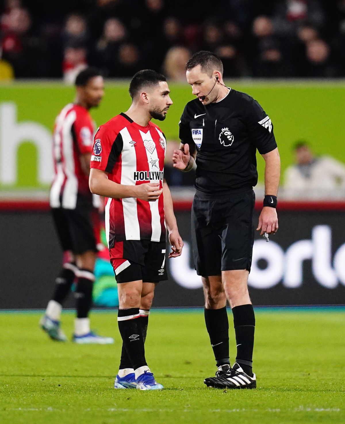 Gafă de amatori făcută de fundașii lui Manchester City » Au uitat regulamentul și i-au lăsat pe cei de la Brentford să marcheze