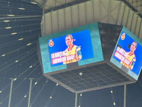 Gică Hagi a fost omagiat de cei cei aproximativ 12.000 de spectatori prezenți pe Arena Națională la derby-ul FCSB - Farul. „Regele” a împlinit astăzi 59 de ani.