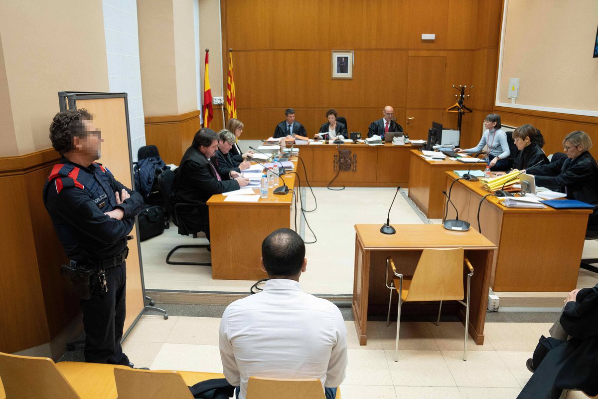 Cum arată Dani Alves după 13 luni de detenție » Azi a început procesul fostului star al Barcelonei acuzat de viol: aproape 300 de jurnaliști acreditați!