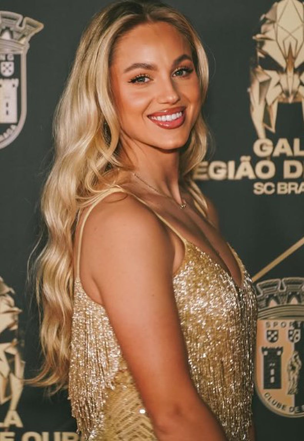 Cea mai frumoasă fotbalistă din lume a plecat din Europa » Ana Maria l-a lăsat acasă și pe jucătorul dorit de Dinamo