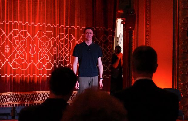 Călugărul shaolin și sendvișurile mamei » David Popovici a vorbit pe scena Ateneului Român despre ce înseamnă pentru el „acasă”