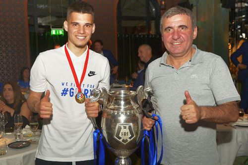 Hagi sr. și Hagi jr. alături de un trofeu cucerit împreună