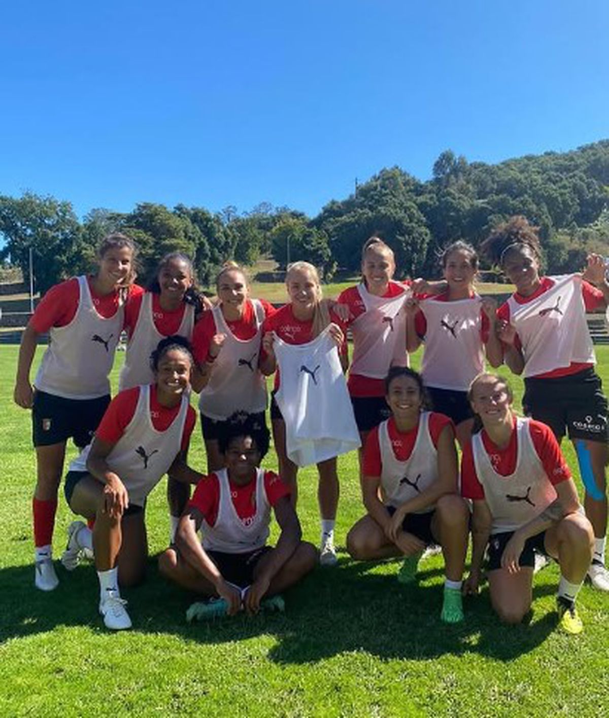 „Cea mai frumoasă fotbalistă din lume”, demonstrație incendiară pe plajă, în bikini