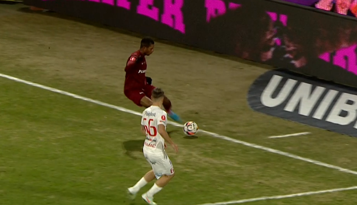 Fază controversată în CFR Cluj - Hermannstadt! » Dan Petrescu, enervat la maxim de decizia „centralului”