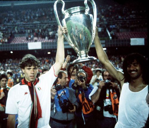 Marco van Basten și Ruud Gullit ridică trofeul CCE, după ce au marcat „duble” în finala cu Steaua (4-0) de pe 24 mai 1989 / Foto: Imago