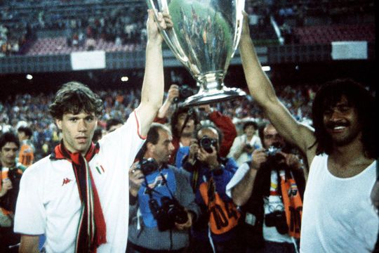 Marco van Basten și Ruud Gullit ridică trofeul CCE, după ce au marcat „duble” în finala cu Steaua (4-0) de pe 24 mai 1989 / Foto: Imago