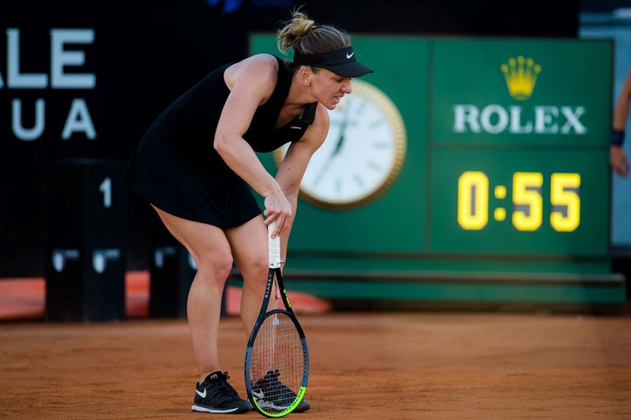 Simona Halep după accidentarea la gambă de la Roma 2021 Foto: Imago Harta accidentărilor suferite de Simona Halep în 19 ani de carieră profesionistă » Aproape nicio articulație nu a scăpat neafectată