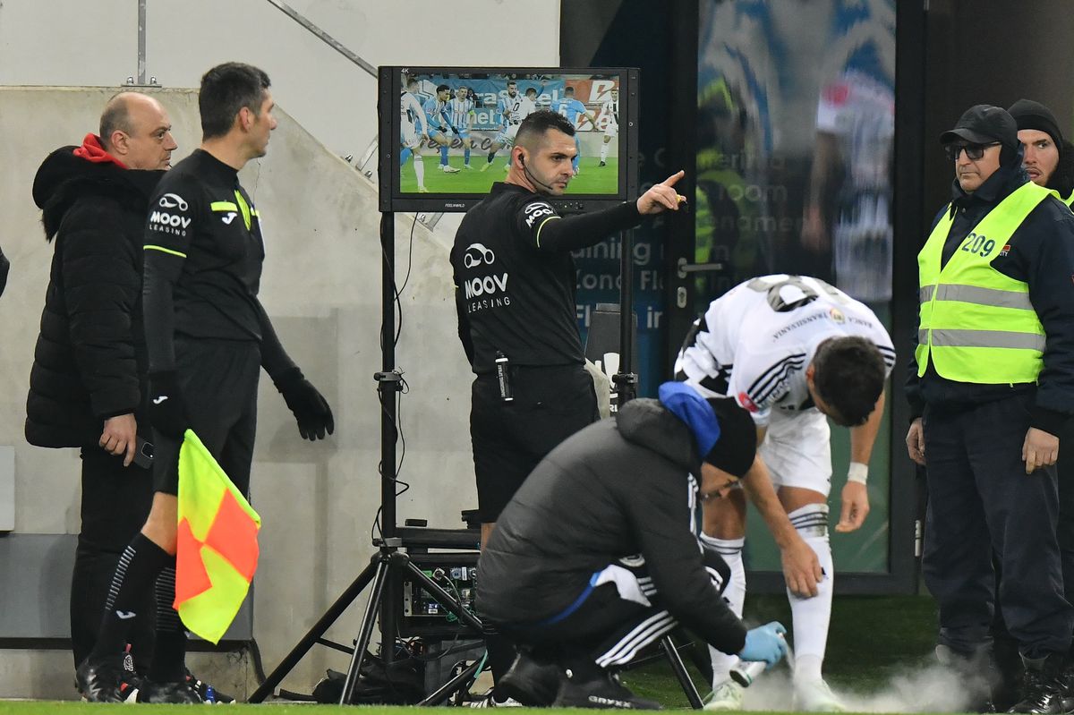 Universitatea Craiova - U Cluj a fost un duel cu năbădăi! Două penalty-uri, un „roșu”, 11 „galbene” și ocazii la fiecare atac » Clasamentul arată INCREDIBIL în acest moment