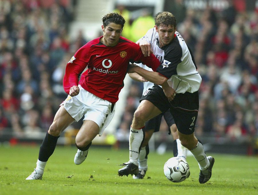 Cristiano Ronaldo, în 2003, în sezonul debutului la Manchester United. foto: GettyImages Cristiano Ronaldo, la 40 de ani! Zeci de momente cu superstarul care au schimbat fotbalul mondial: „Nu urmăresc recordurile, ele mă urmăresc pe mine”