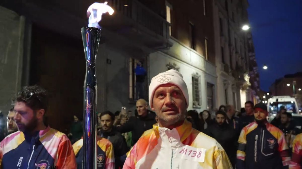Cristi Chivu poartă flacăra olimpică prin Milano