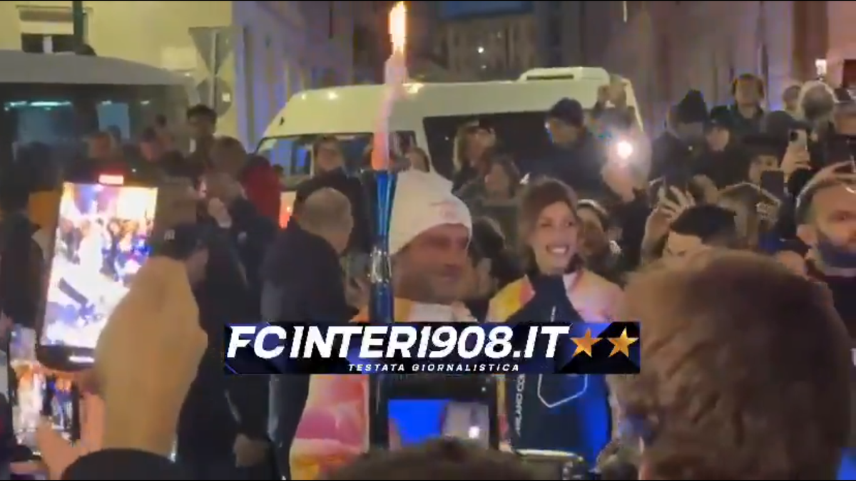 Cristi Chivu poartă flacăra olimpică prin Milano