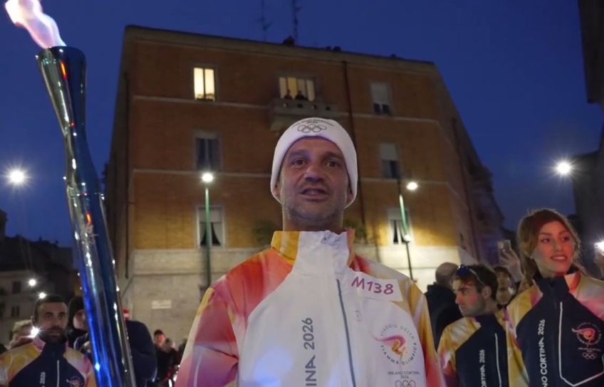 Cristi Chivu poartă flacăra olimpică prin Milano