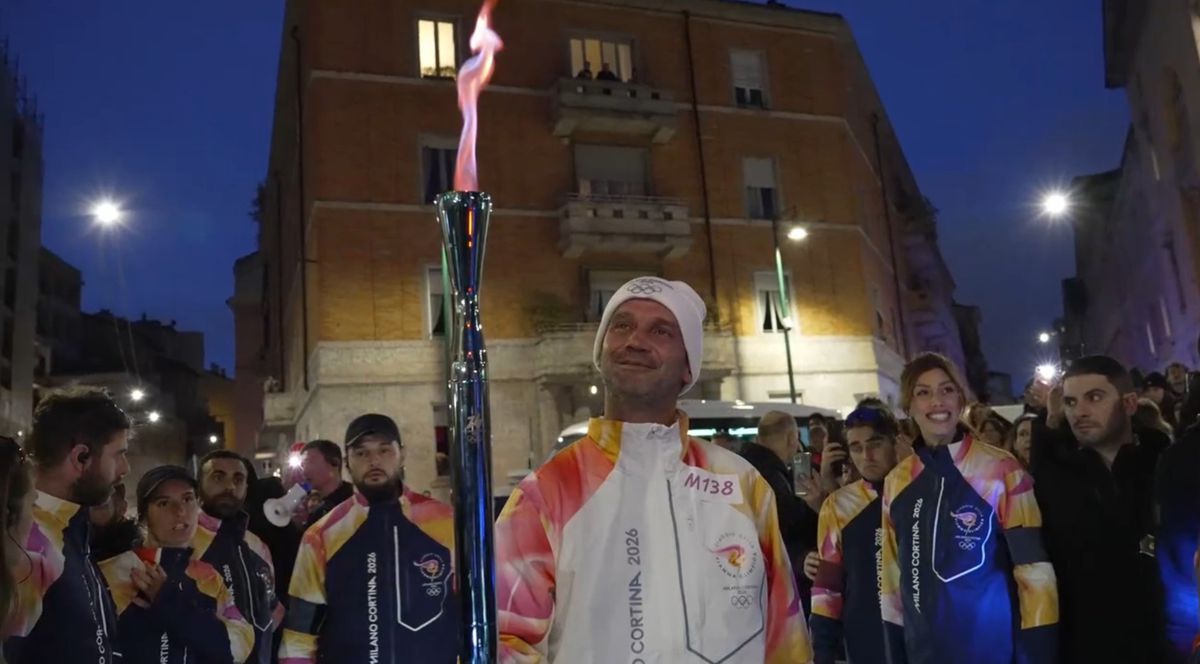 Cristi Chivu poartă flacăra olimpică prin Milano