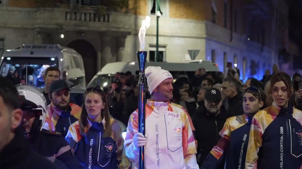 Cristi Chivu poartă flacăra olimpică prin Milano