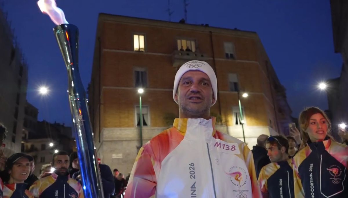 Cristi Chivu poartă flacăra olimpică prin Milano