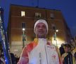 Cristi Chivu poartă flacăra olimpică prin Milano / FOTO: Captură X