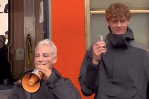 Jannik Sinner într-un nou rol: a devenit controlor de tren în Milano înainte de Jocurile Olimpice de Iarnă